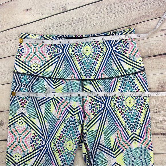 Victoria's Secret Women’s Geometric Capri Legging BasCourt KNOCKOUT Medium EUC - Picture 9 of 10